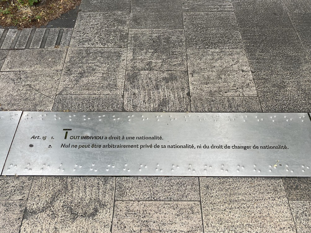 Plaque sur le Parvis des Droits de l'Homme à Bordeaux, devant le Tribunal de Grande Instance