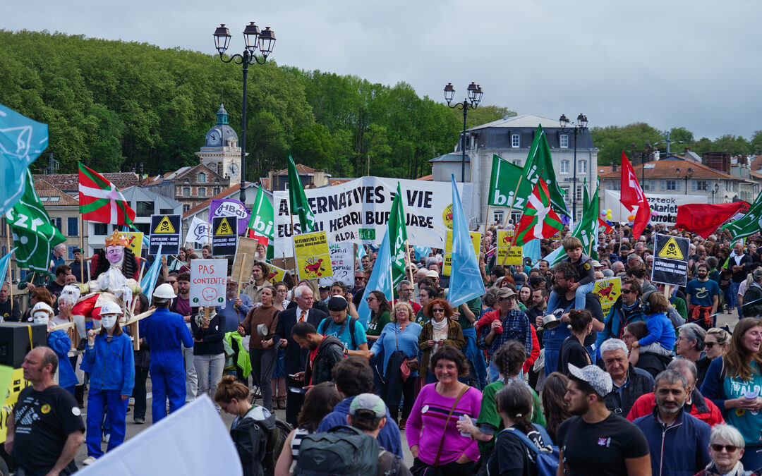 Manifestation massive pour  les retraites à Bayonne : 560 personnes relient par une chaîne humaine l’intersyndicale et le syndicat LAB