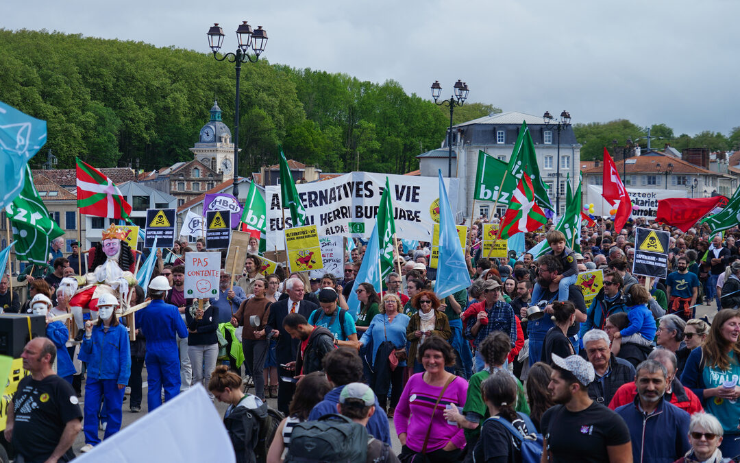 Erretreten aldeko manifestaldi masiboa Baionan: 560 pertsonek lotzen dituzte jende-kate baten bidez intersindikala eta LAB sindikatua